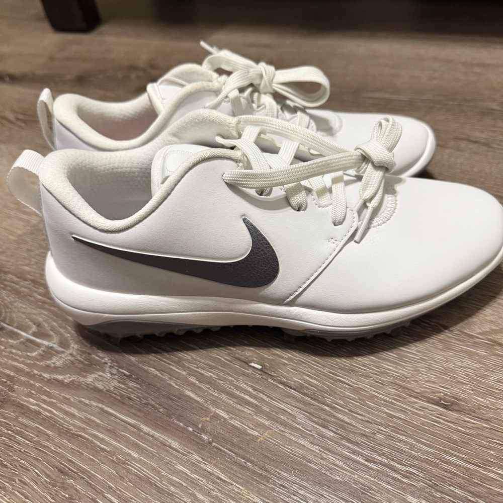 NWOT Women’s White Nike golf shoes with Gray Swoosh